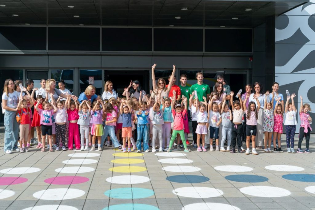 Devojčice ispred ulaska u Ekspo 2027 Plejgraund (Foto FSS)