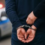 Policija stavlja lisice osobi, slika je AI generisana.