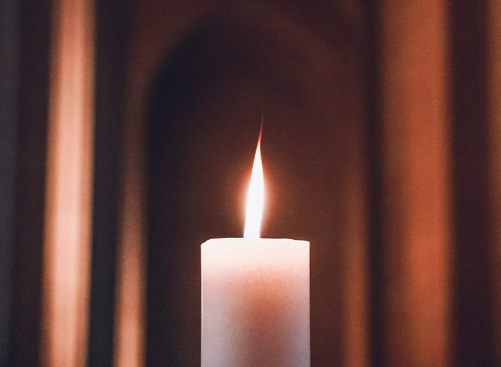 Dan žalosti, sveća – Juan Domenech on Unsplash