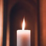 Dan žalosti, sveća – Juan Domenech on Unsplash