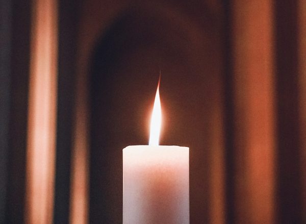 Dan žalosti, sveća – Juan Domenech on Unsplash