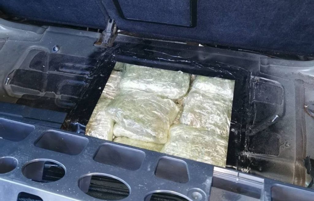 Droga u autu na graničnom prelazu (1)