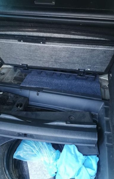 Droga u autu na graničnom prelazu (2)