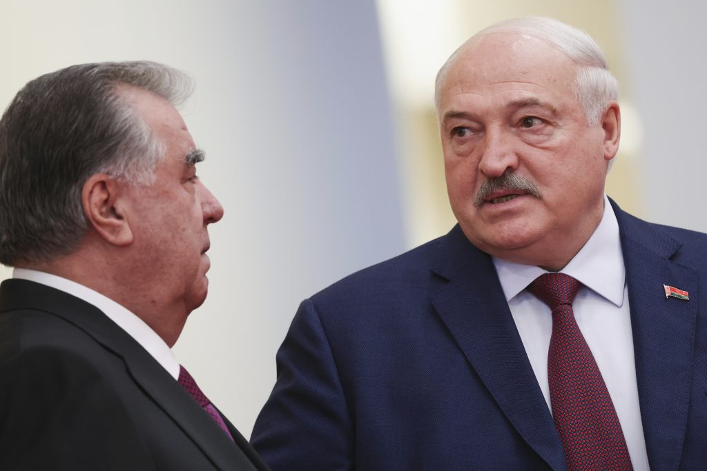 Lukašenko priča na nekom samitu u Kini