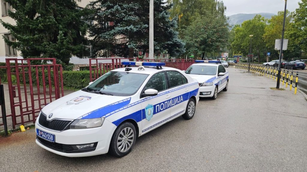 MUP policije ispred škole