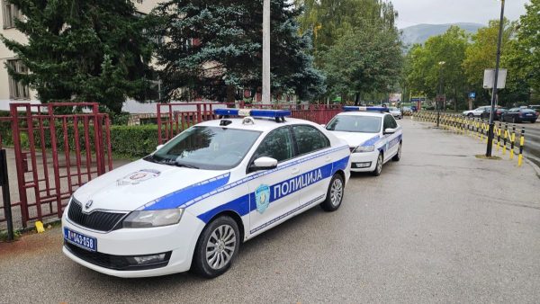 MUP policije ispred škole