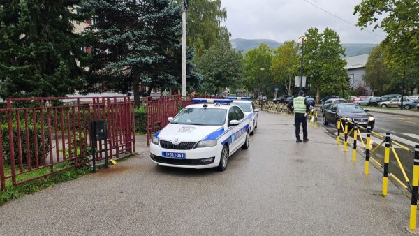 Policija ispred škole