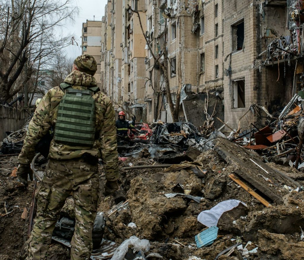 Ukrajina, rat, Rusija, ruševine, zgrada, vatrogasci – Dmytro Tolokonov on Unsplash