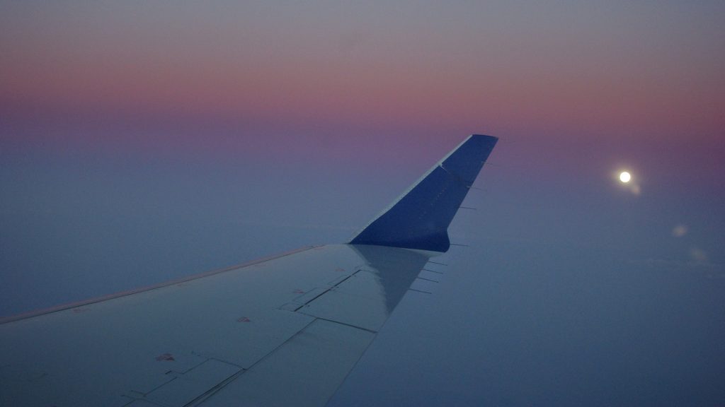 avion desno krilo u letu