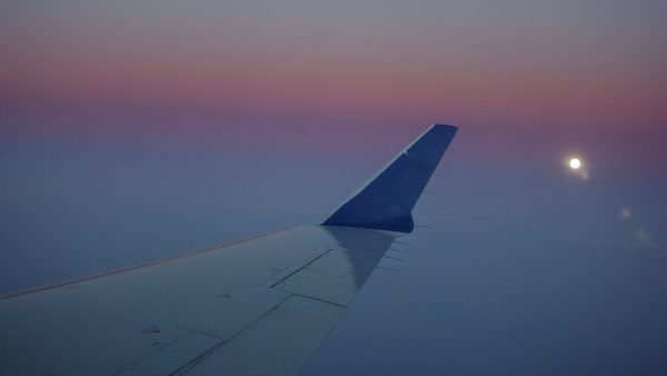 avion desno krilo u letu