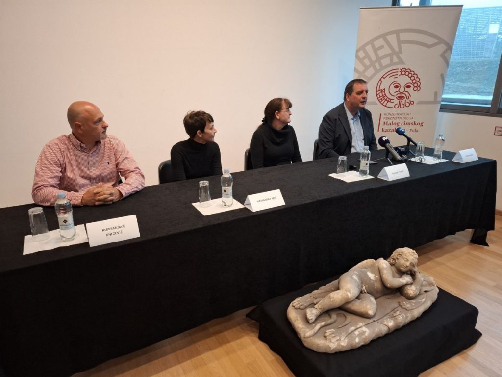 MRAMORNA SKULPTURA USNULI KUPIDON