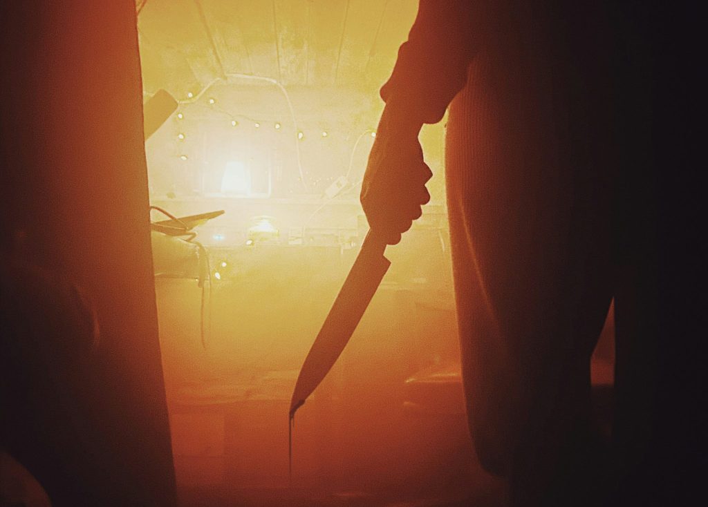 kyle-johnson-yXAXya621Po-unsplash Nož, ubica, halloween