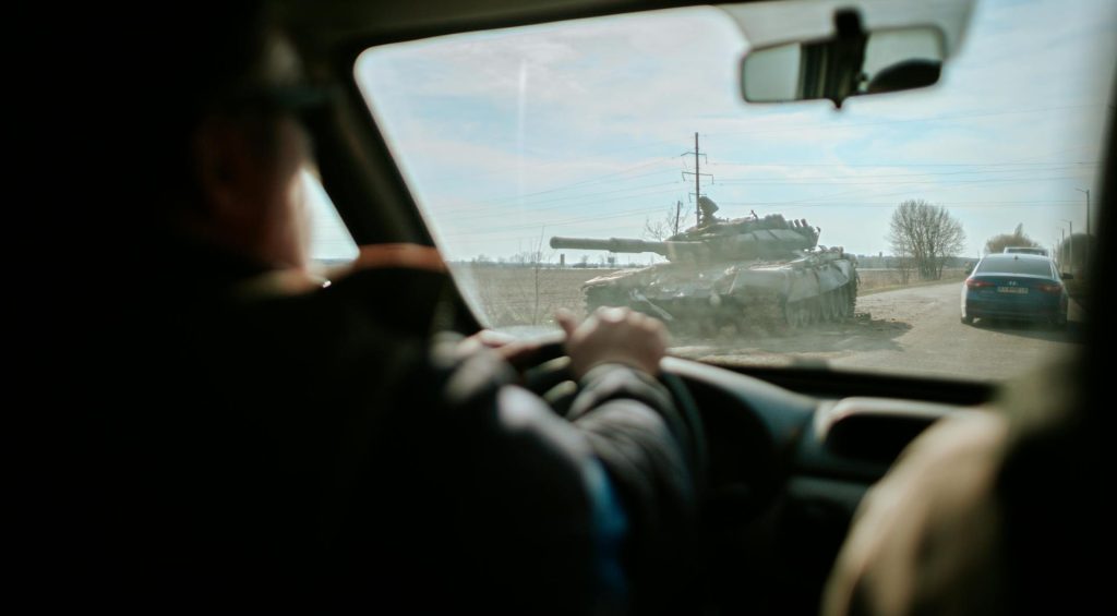 Алесь Усцінаў on pexels.com – On the roadside, a tank, Ukrajina, Tenk, Put, Auto, Kola