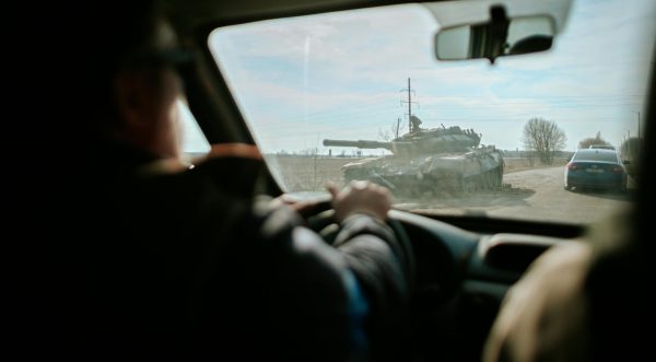 Алесь Усцінаў on pexels.com – On the roadside, a tank, Ukrajina, Tenk, Put, Auto, Kola