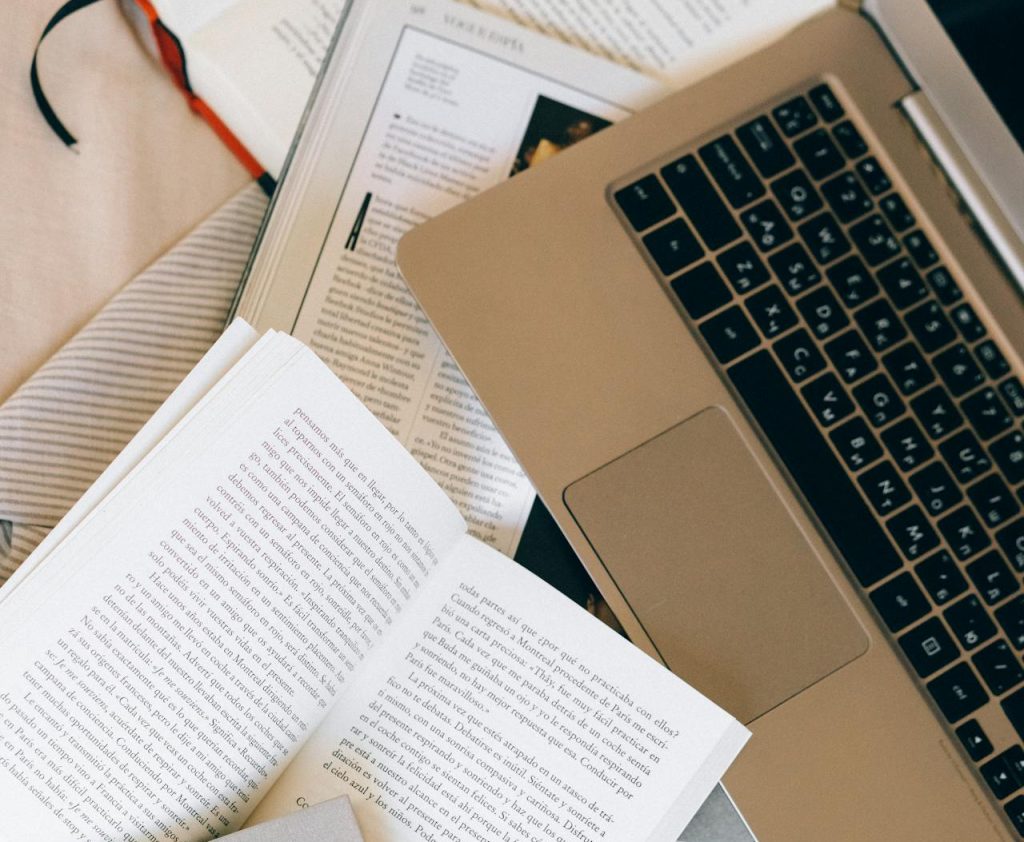 Knjige i laptop Natalliya Voitkevich on pexels.com