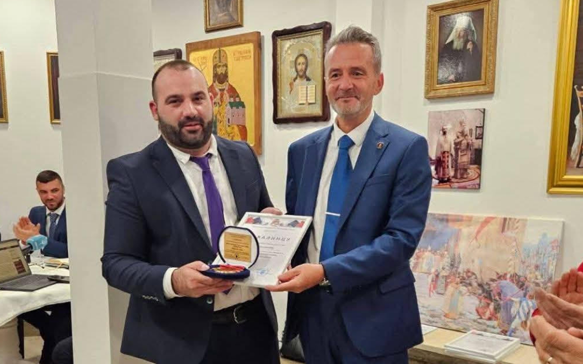 UDRUŽENJE IZ CG ODLIKOVALO SRPSKOG KONZULA: Zahvalnost za posvećen rad ...