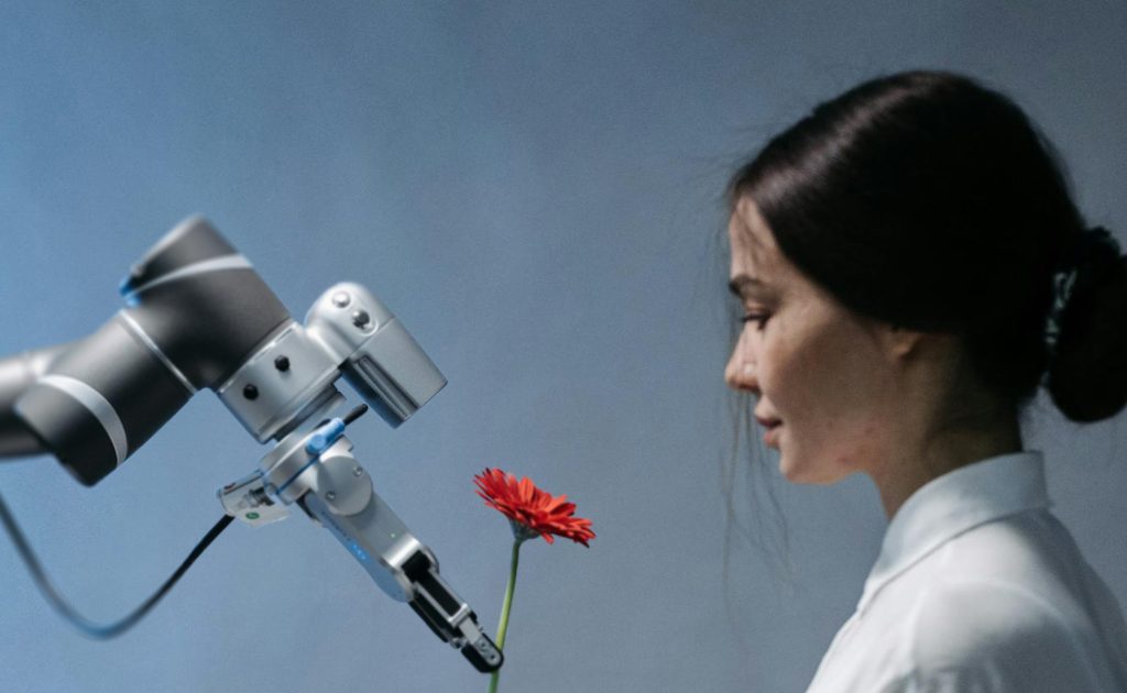 Robot, ruka, cvet – Pavel Danilyuk pexels.com – kompozicija