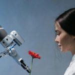 Robot, ruka, cvet – Pavel Danilyuk pexels.com – kompozicija