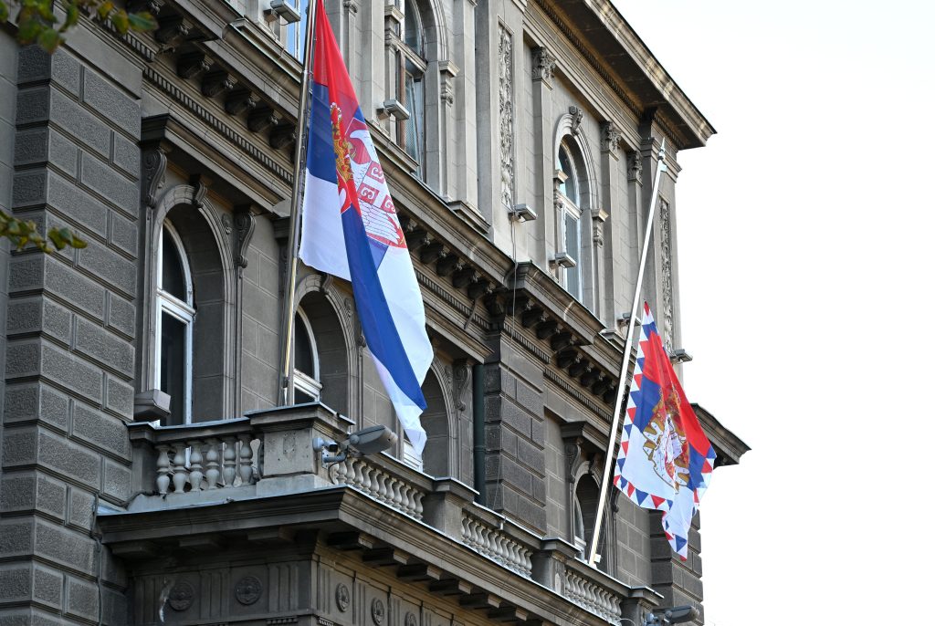 ZASTAVE ISTAKNUTE NA POLA KOPLJA