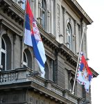 ZASTAVE ISTAKNUTE NA POLA KOPLJA