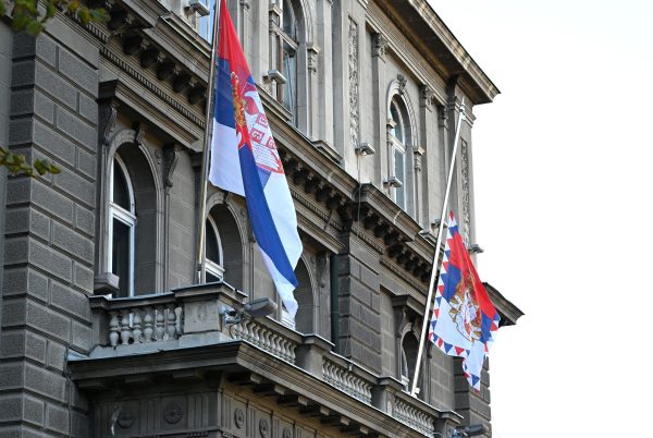 ZASTAVE ISTAKNUTE NA POLA KOPLJA