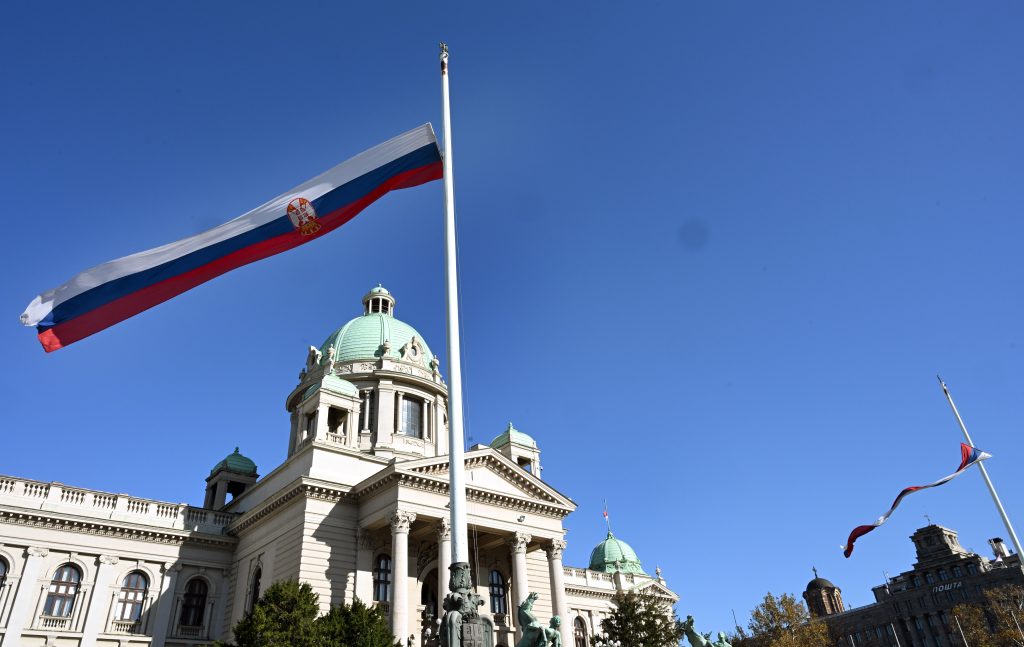 ZASTAVE ISTAKNUTE NA POLA KOPLJA