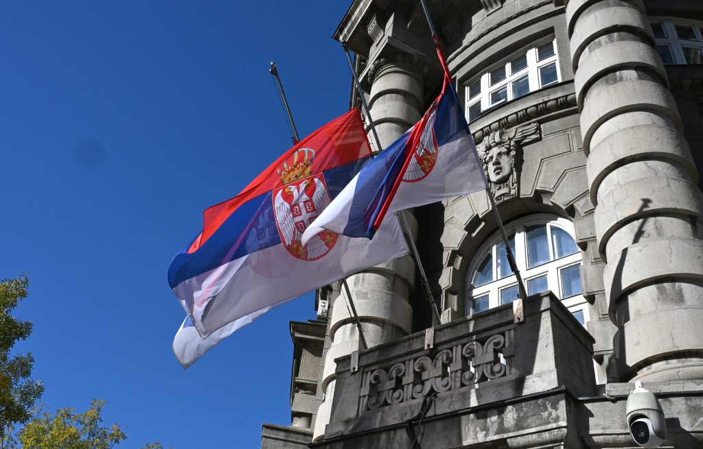 ZASTAVE ISTAKNUTE NA POLA KOPLJA