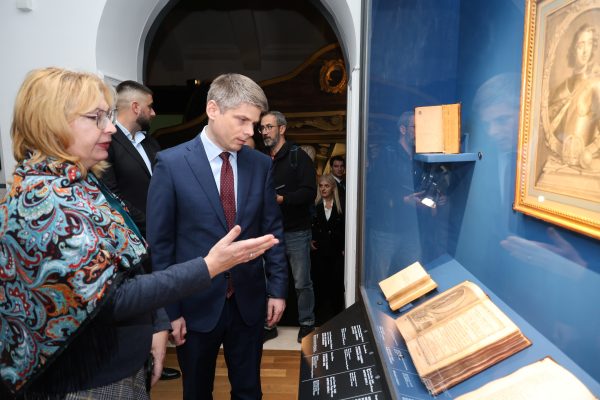 Арно Гујон Руски дом