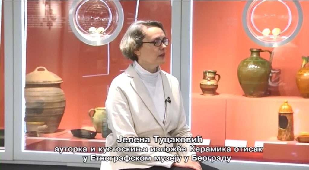 DODATNA LjUBAV emisija – IZLOZBA KERAMIKA OTISAK 15.1.2026.mp4_snapshot_01.38.263