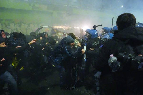 Milano – Corteo di sindacati e centri sociali contro Olimpiadi di Milano Cortina 2026