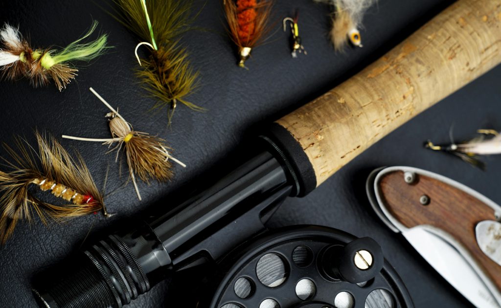 Štap za ribolov i mamci, varalice – Pablo Gutierrez on pexels.com – 1950×1200