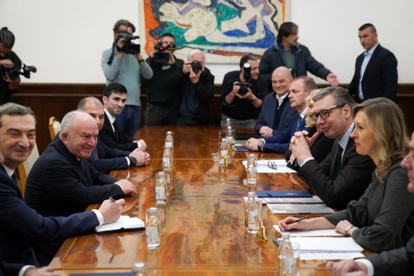 ALEKSANDAR VUÈIÆ I PREDSTAVNICI KOMPANIJE AZVIRT