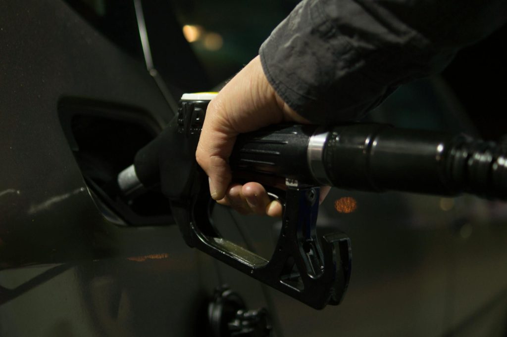 Točenje benzina, gorivo, gasna pumpa, sipanje goriva – ClickerHappy on pexels.com