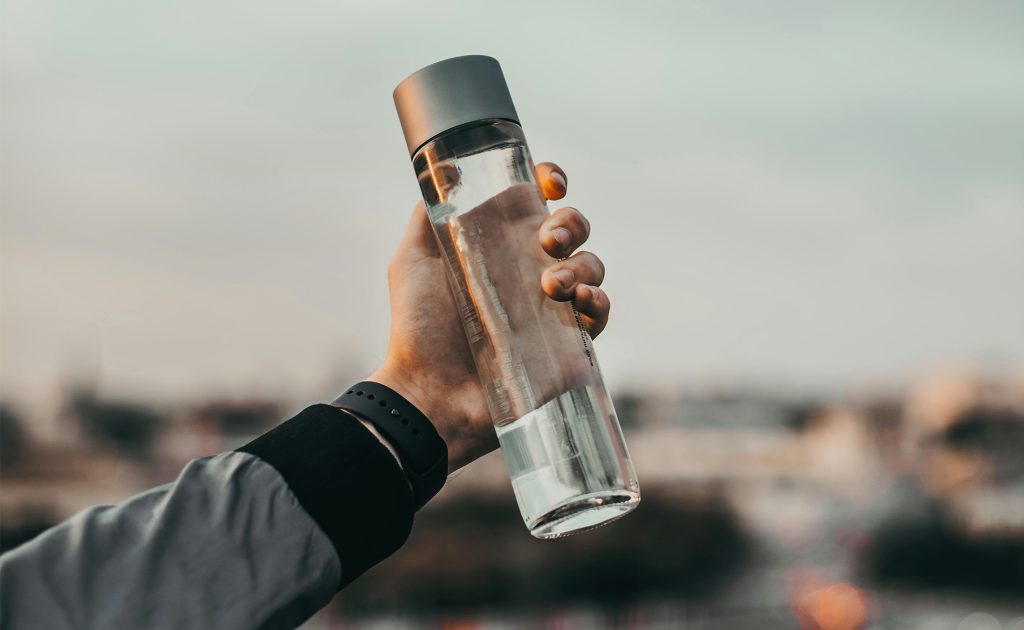 Flaša sa vodom – refargotohp on Unsplash – skinut logo – 1950×1200