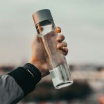 Flaša sa vodom – refargotohp on Unsplash – skinut logo – 1950×1200