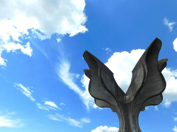 Kameni cvet, logor Jasenovac – Andrea Music on Unsplash