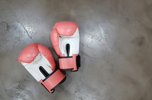 Boks, bokserske rukavice, post – Arisa Chattasa on Unsplash