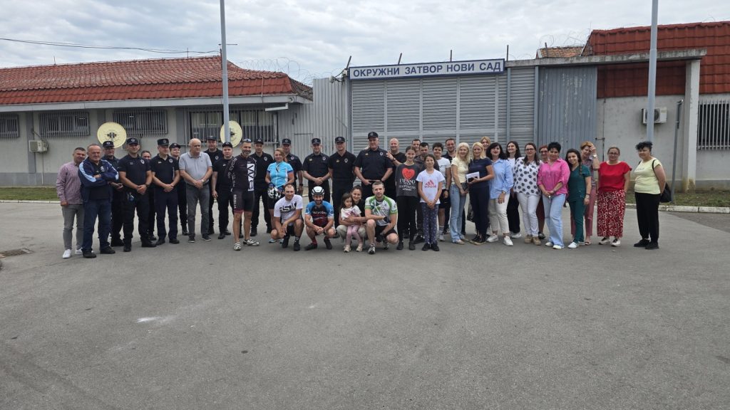 FOTO UIKS, kolektiv Okružnog zatvora u Novom Sadu sa biciklistima i članovima porodica