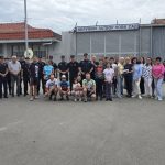FOTO UIKS, kolektiv Okružnog zatvora u Novom Sadu sa biciklistima i članovima porodica