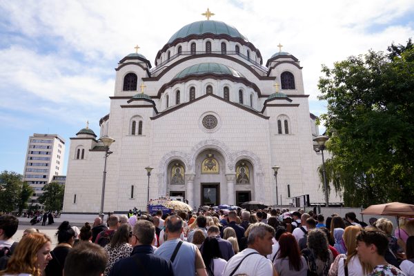 KOLONA VERNIKA ISPRED HRAMA SVETOG SAVE