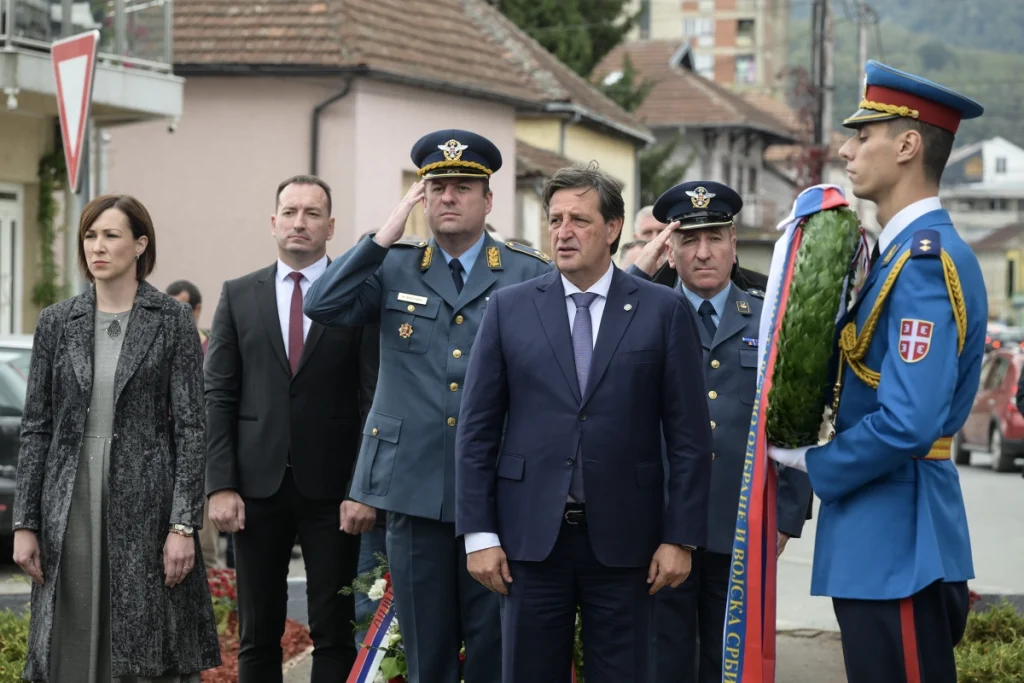 Bratislav Gašić, polaganje venca palim borcima u Trteniku – Ministarstvo odbrane Republike Srbije (2)