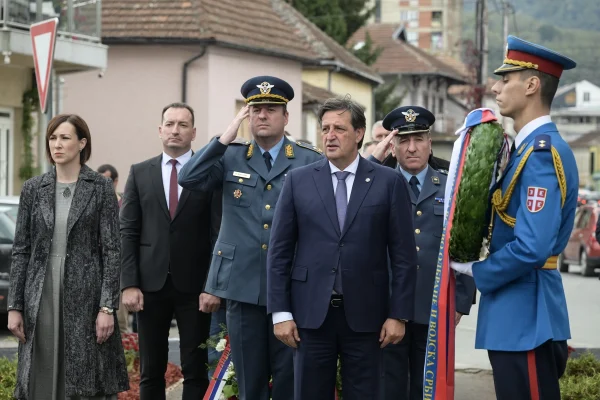 Bratislav Gašić, polaganje venca palim borcima u Trteniku – Ministarstvo odbrane Republike Srbije (2)